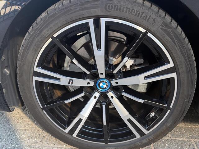 BMW 5-SERIE 530e M-Sport | 20" | Trekhaak | Elektrisch verstelbare stoelen | Camera