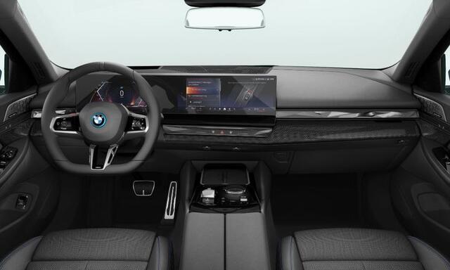 BMW 5-SERIE Touring 550e xDrive | Bowers & Wilkins | 21" | M-Pro | Panorama | Stoelventilatie | Rode remmen