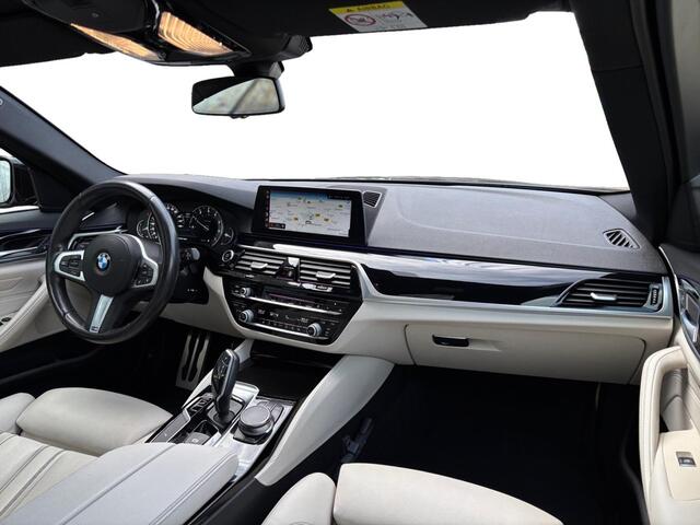 BMW 5-SERIE Touring 520i M-Sport ? Pano ? Trekhaak ? Camera