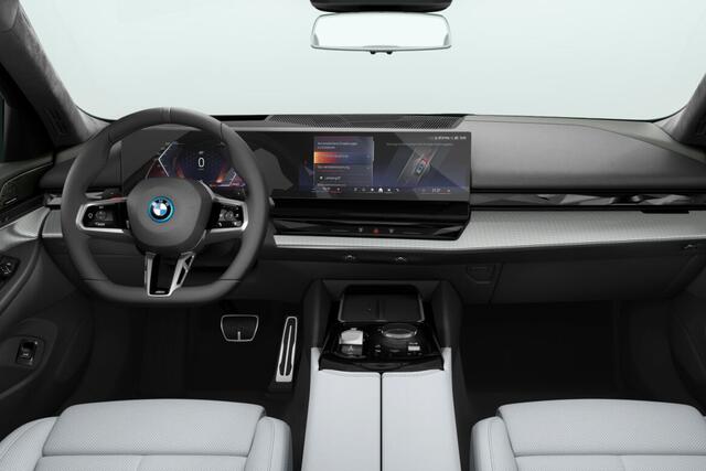 BMW 5-SERIE Touring 530e M Sport Pro Edition | M Sportpakket Pro | Innovation Pack | Travel Pack | Comfort Pack