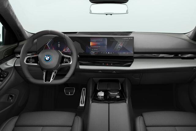 BMW 5-SERIE Touring 530e M Sport Pro Edition | M Sportpakket Pro | Innovation Pack | Travel Pack | Comfort Pack | Trekhaak