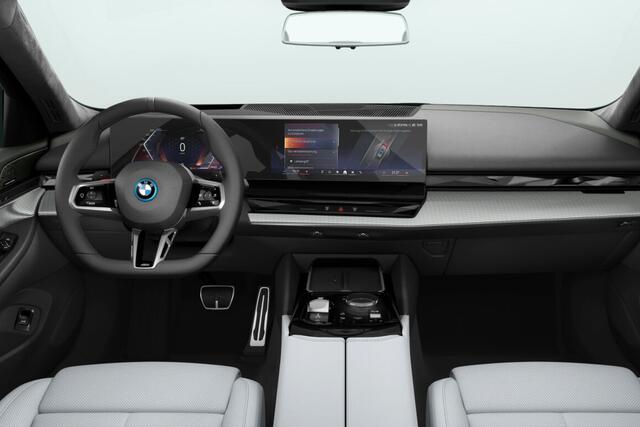 BMW 5-SERIE Touring 530e M Sport Pro Edition | M Sportpakket Pro | Innovation Pack | Travel Pack | Comfort Pack