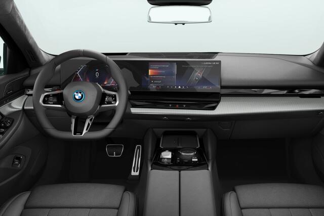 BMW 5-SERIE Touring 530e M Sport Pro Edition | M Sportpakket Pro | Innovation Pack | Travel Pack | Comfort Pack | Trekhaak