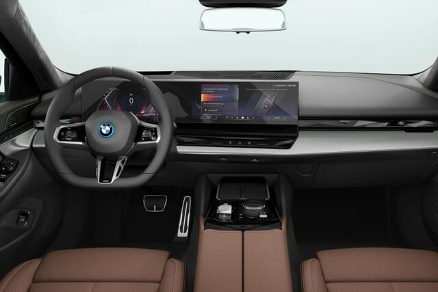 BMW 5-SERIE Touring 530e M Sport Pro Edition | M Sportpakket Pro | Innovation Pack | Travel Pack | Comfort Pack | Trekhaak