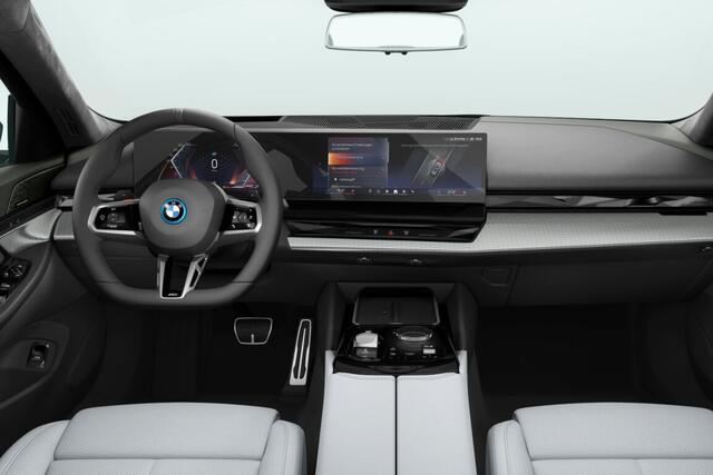 BMW 5-SERIE Touring 530e M Sport Pro Edition | M Sportpakket Pro | Innovation Pack | Travel Pack | Comfort Pack | Trekhaak