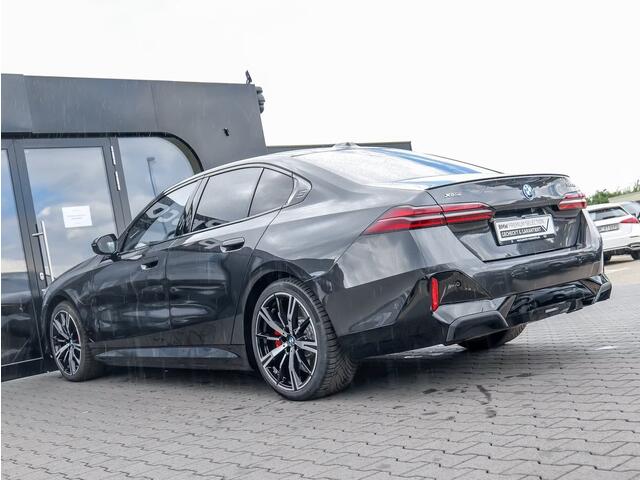 BMW 5-SERIE 550e xDrive M-SPORT ** LED, LEDER, PANO, TREKH, 20-inch LMV, M-REMMEN, MEM ** Ex BMW-AG ** ** INFORMEER OOK NAAR ONZE AANTREKKELIJKE FINANCIAL-LEASE TARIEVEN **