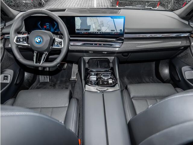 BMW 5-SERIE 550e xDrive M-SPORT ** LED, LEDER, PANO, TREKH, 20-inch LMV, M-REMMEN, MEM ** Ex BMW-AG ** ** INFORMEER OOK NAAR ONZE AANTREKKELIJKE FINANCIAL-LEASE TARIEVEN **