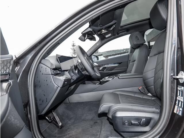 BMW 5-SERIE 550e xDrive M-SPORT ** LED, LEDER, PANO, TREKH, 20-inch LMV, M-REMMEN, MEM ** Ex BMW-AG ** ** INFORMEER OOK NAAR ONZE AANTREKKELIJKE FINANCIAL-LEASE TARIEVEN **