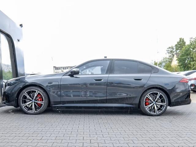 BMW 5-SERIE 550e xDrive M-SPORT ** LED, LEDER, PANO, TREKH, 20-inch LMV, M-REMMEN, MEM ** Ex BMW-AG ** ** INFORMEER OOK NAAR ONZE AANTREKKELIJKE FINANCIAL-LEASE TARIEVEN **