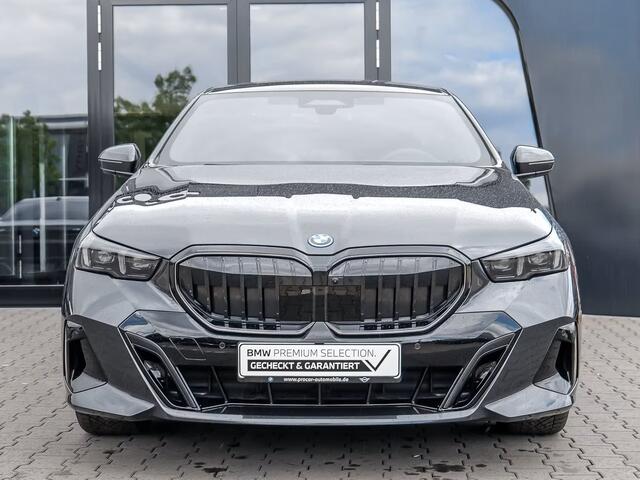 BMW 5-SERIE 550e xDrive M-SPORT ** LED, LEDER, PANO, TREKH, 20-inch LMV, M-REMMEN, MEM ** Ex BMW-AG ** ** INFORMEER OOK NAAR ONZE AANTREKKELIJKE FINANCIAL-LEASE TARIEVEN **