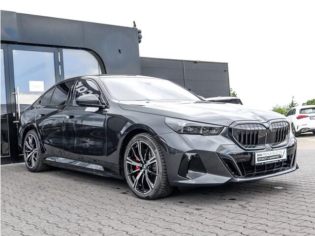 BMW 5-SERIE 550e xDrive M-SPORT ** LED, LEDER, PANO, TREKH, 20-inch LMV, M-REMMEN, MEM ** Ex BMW-AG ** ** INFORMEER OOK NAAR ONZE AANTREKKELIJKE FINANCIAL-LEASE TARIEVEN **