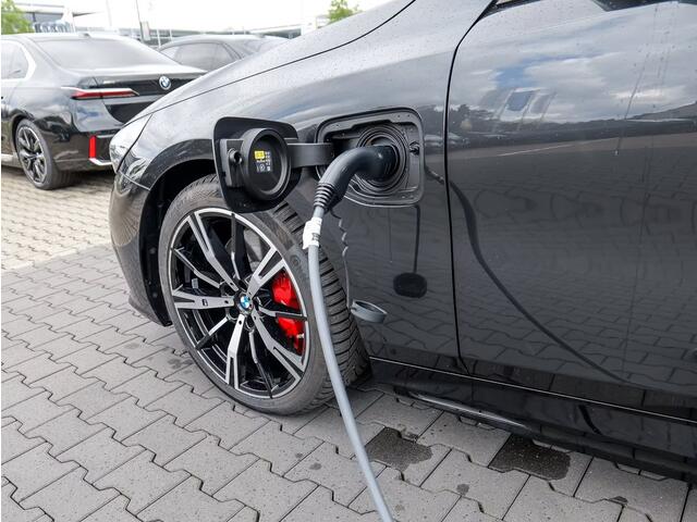 BMW 5-SERIE 550e xDrive M-SPORT ** LED, LEDER, PANO, TREKH, 20-inch LMV, M-REMMEN, MEM ** Ex BMW-AG ** ** INFORMEER OOK NAAR ONZE AANTREKKELIJKE FINANCIAL-LEASE TARIEVEN **