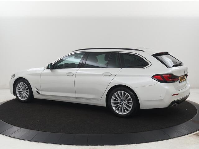 BMW 5-SERIE Touring 520i High Executive Edition | Leder | Elektrische stoelen | Stoelverwarming | Cruise control | Sfeer verlichting | Carplay | Climate control | Camera | Park assist | Trekhaak