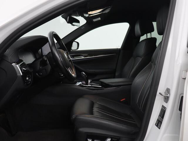 BMW 5-SERIE Touring 520i High Executive Edition | Leder | Elektrische stoelen | Stoelverwarming | Cruise control | Sfeer verlichting | Carplay | Climate control | Camera | Park assist | Trekhaak