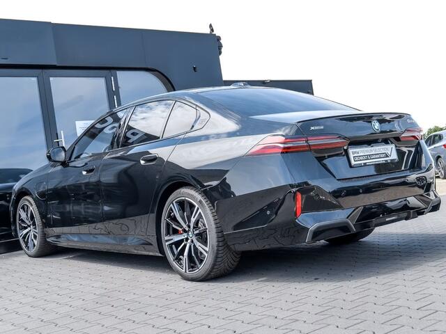 BMW 5-SERIE 550e xDrive M-SPORT ** LED, LEDER, PANO, TREKH, 20-inch LMV, M-REMMEN, MEM ** Ex BMW-AG ** ** INFORMEER OOK NAAR ONZE AANTREKKELIJKE FINANCIAL-LEASE TARIEVEN **
