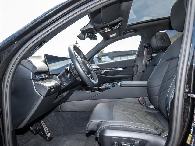 BMW 5-SERIE 550e xDrive M-SPORT ** LED, LEDER, PANO, TREKH, 20-inch LMV, M-REMMEN, MEM ** Ex BMW-AG ** ** INFORMEER OOK NAAR ONZE AANTREKKELIJKE FINANCIAL-LEASE TARIEVEN **