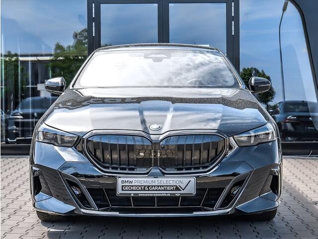 BMW 5-SERIE 550e xDrive M-SPORT ** LED, LEDER, PANO, TREKH, 20-inch LMV, M-REMMEN, MEM ** Ex BMW-AG ** ** INFORMEER OOK NAAR ONZE AANTREKKELIJKE FINANCIAL-LEASE TARIEVEN **