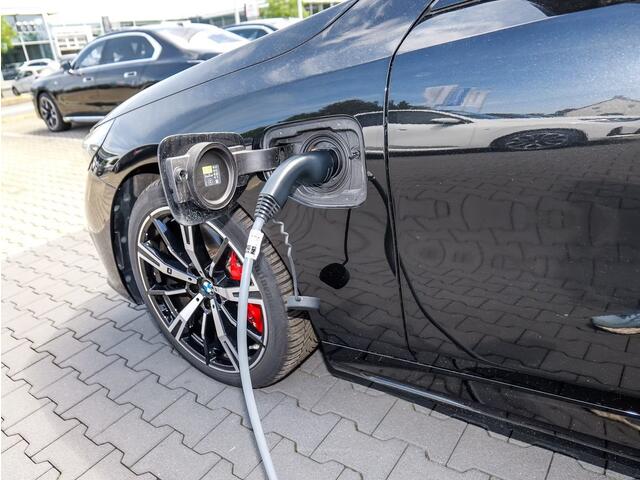 BMW 5-SERIE 550e xDrive M-SPORT ** LED, LEDER, PANO, TREKH, 20-inch LMV, M-REMMEN, MEM ** Ex BMW-AG ** ** INFORMEER OOK NAAR ONZE AANTREKKELIJKE FINANCIAL-LEASE TARIEVEN **