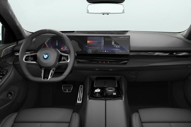 BMW 5-SERIE Sedan 550e xDrive M Sport Pro Edition | M Sportpakket Pro | Innovation Pack | Travel Pack | Comfort Pack | Trekhaak