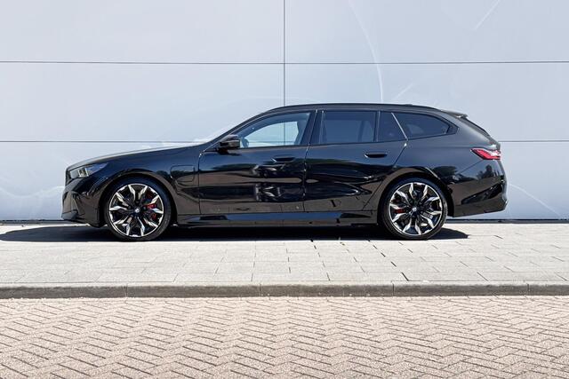 BMW 5-SERIE Touring 550e xDrive M-Sport Pro | Bowers & Wilkins | Trekhaak | Innovation Pack | Travel Pack | Panoramadak | Driving Assistant Professional