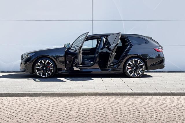 BMW 5-SERIE Touring 550e xDrive M-Sport Pro | Bowers & Wilkins | Trekhaak | Innovation Pack | Travel Pack | Panoramadak | Driving Assistant Professional