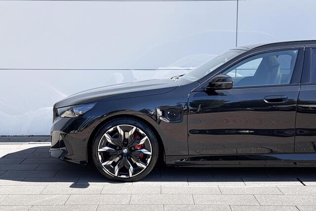BMW 5-SERIE Touring 550e xDrive M-Sport Pro | Bowers & Wilkins | Trekhaak | Innovation Pack | Travel Pack | Panoramadak | Driving Assistant Professional