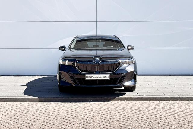 BMW 5-SERIE Touring 550e xDrive M-Sport Pro | Bowers & Wilkins | Trekhaak | Innovation Pack | Travel Pack | Panoramadak | Driving Assistant Professional