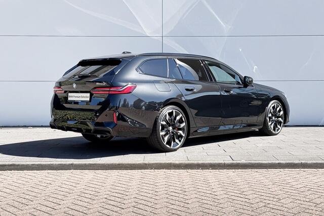 BMW 5-SERIE Touring 550e xDrive M-Sport Pro | Bowers & Wilkins | Trekhaak | Innovation Pack | Travel Pack | Panoramadak | Driving Assistant Professional