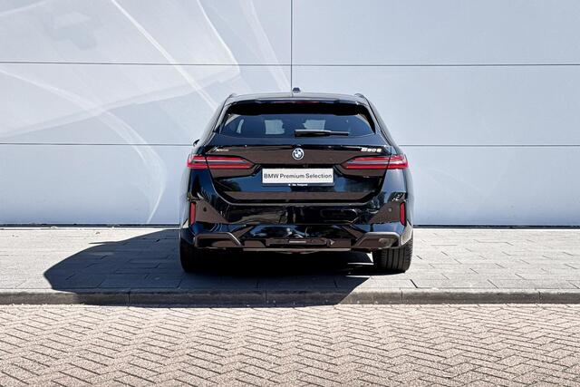 BMW 5-SERIE Touring 550e xDrive M-Sport Pro | Bowers & Wilkins | Trekhaak | Innovation Pack | Travel Pack | Panoramadak | Driving Assistant Professional