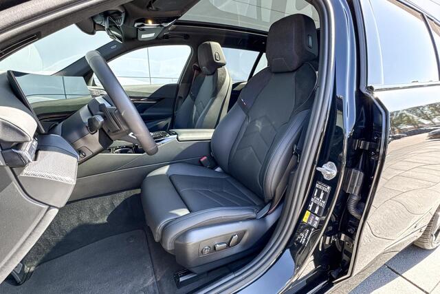 BMW 5-SERIE Touring 550e xDrive M-Sport Pro | Bowers & Wilkins | Trekhaak | Innovation Pack | Travel Pack | Panoramadak | Driving Assistant Professional