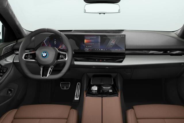BMW 5-SERIE Touring 550e xDrive M Sport Pro Edition | M Sportpakket Pro | Innovation Pack | Travel Pack | Comfort Pack