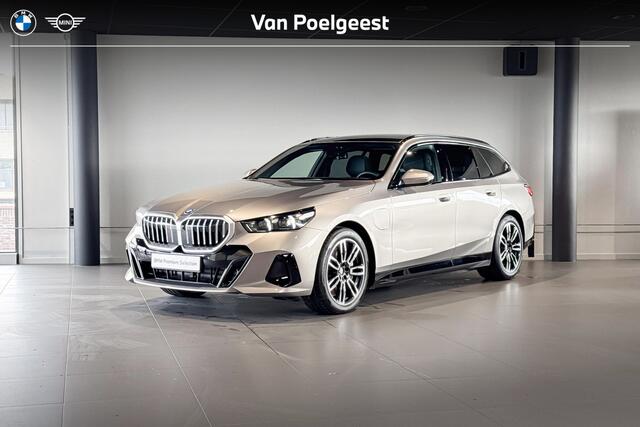 BMW 5-SERIE Touring 550e xDrive | M Sport | Glazen Panoramadak | Bowers & Wilkins | Comfort Access | Trekhaak |