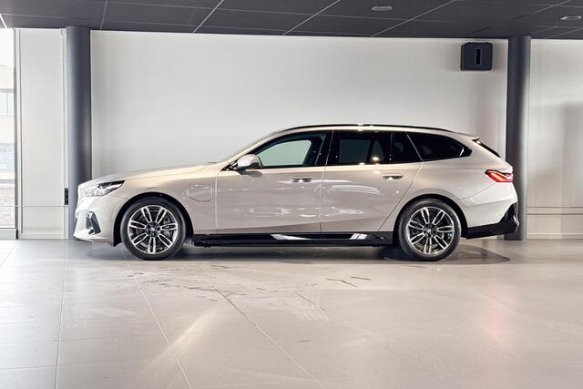 BMW 5-SERIE Touring 550e xDrive | M Sport | Glazen Panoramadak | Bowers & Wilkins | Comfort Access | Trekhaak |