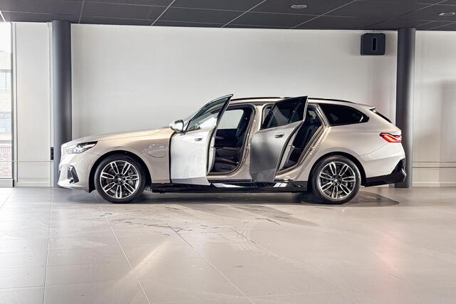 BMW 5-SERIE Touring 550e xDrive | M Sport | Glazen Panoramadak | Bowers & Wilkins | Comfort Access | Trekhaak |