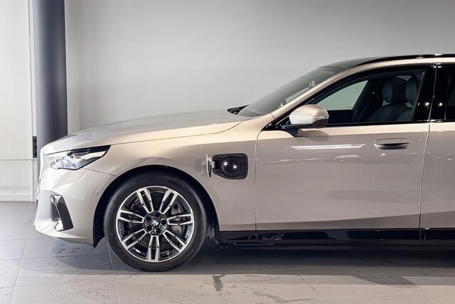 BMW 5-SERIE Touring 550e xDrive | M Sport | Glazen Panoramadak | Bowers & Wilkins | Comfort Access | Trekhaak |