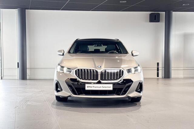 BMW 5-SERIE Touring 550e xDrive | M Sport | Glazen Panoramadak | Bowers & Wilkins | Comfort Access | Trekhaak |