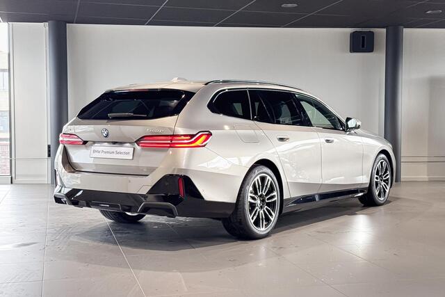 BMW 5-SERIE Touring 550e xDrive | M Sport | Glazen Panoramadak | Bowers & Wilkins | Comfort Access | Trekhaak |