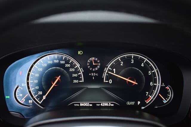 BMW 5-SERIE Touring 520i High Ex. M-Sport | Pano | Leer | El. Trekhaak | OrigNL | NAP