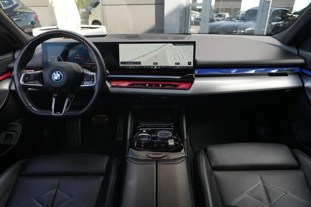 BMW 5-SERIE Touring 530e M Sport High Executive 300pk Panoramadak/HarmanKardon/360Camera