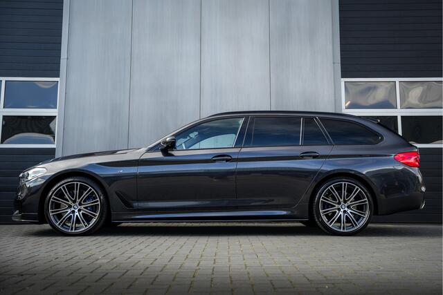 BMW 5-SERIE Touring 540i 340 pk xDrive High Executive M-Sportpakket / Pano-Dak/ Bowers&Wilkins/ Massage/ Head-Up/ Soft-Close/ Adap.Ond./ Nappa-Leder/ Adap.Cruise/ Stoel.Verw/ Stuur-Verw/ Trekhaak/ 20'' LMV