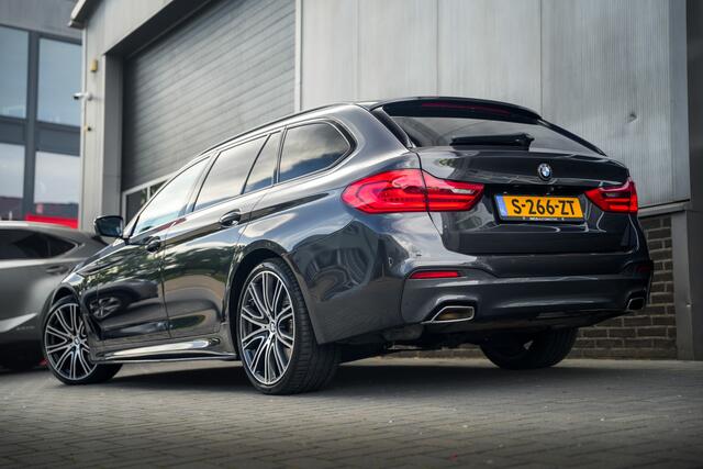 BMW 5-SERIE Touring 540i 340 pk xDrive High Executive M-Sportpakket / Pano-Dak/ Bowers&Wilkins/ Massage/ Head-Up/ Soft-Close/ Adap.Ond./ Nappa-Leder/ Adap.Cruise/ Stoel.Verw/ Stuur-Verw/ Trekhaak/ 20'' LMV