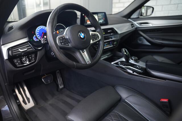 BMW 5-SERIE Touring 540i 340 pk xDrive High Executive M-Sportpakket / Pano-Dak/ Bowers&Wilkins/ Massage/ Head-Up/ Soft-Close/ Adap.Ond./ Nappa-Leder/ Adap.Cruise/ Stoel.Verw/ Stuur-Verw/ Trekhaak/ 20'' LMV