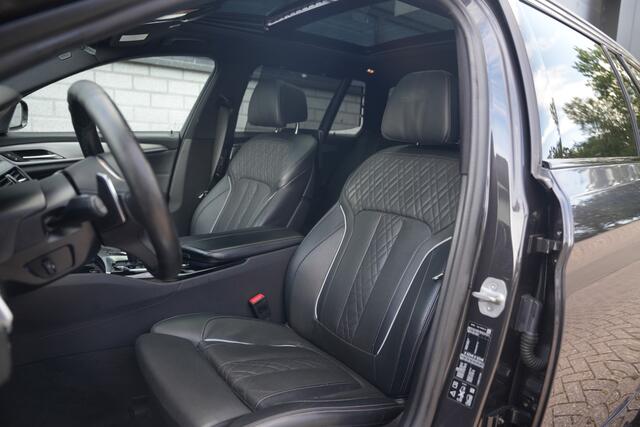 BMW 5-SERIE Touring 540i 340 pk xDrive High Executive M-Sportpakket / Pano-Dak/ Bowers&Wilkins/ Massage/ Head-Up/ Soft-Close/ Adap.Ond./ Nappa-Leder/ Adap.Cruise/ Stoel.Verw/ Stuur-Verw/ Trekhaak/ 20'' LMV