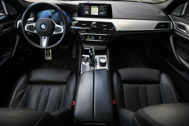 BMW 5-SERIE Touring 540i 340 pk xDrive High Executive M-Sportpakket / Pano-Dak/ Bowers&Wilkins/ Massage/ Head-Up/ Soft-Close/ Adap.Ond./ Nappa-Leder/ Adap.Cruise/ Stoel.Verw/ Stuur-Verw/ Trekhaak/ 20'' LMV