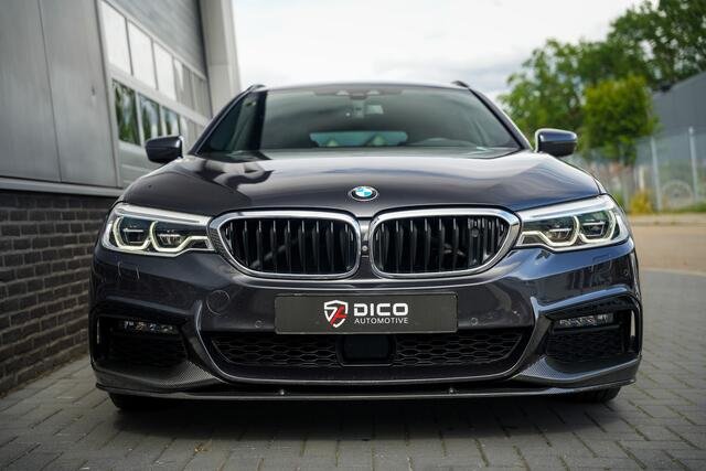 BMW 5-SERIE Touring 540i 340 pk xDrive High Executive M-Sportpakket / Pano-Dak/ Bowers&Wilkins/ Massage/ Head-Up/ Soft-Close/ Adap.Ond./ Nappa-Leder/ Adap.Cruise/ Stoel.Verw/ Stuur-Verw/ Trekhaak/ 20'' LMV