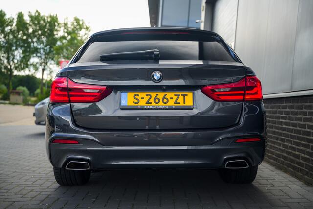 BMW 5-SERIE Touring 540i 340 pk xDrive High Executive M-Sportpakket / Pano-Dak/ Bowers&Wilkins/ Massage/ Head-Up/ Soft-Close/ Adap.Ond./ Nappa-Leder/ Adap.Cruise/ Stoel.Verw/ Stuur-Verw/ Trekhaak/ 20'' LMV