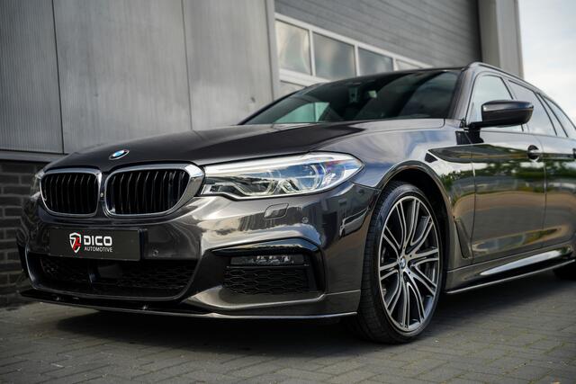 BMW 5-SERIE Touring 540i 340 pk xDrive High Executive M-Sportpakket / Pano-Dak/ Bowers&Wilkins/ Massage/ Head-Up/ Soft-Close/ Adap.Ond./ Nappa-Leder/ Adap.Cruise/ Stoel.Verw/ Stuur-Verw/ Trekhaak/ 20'' LMV