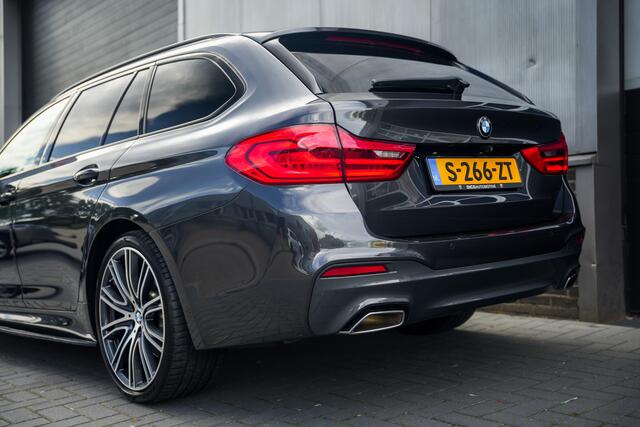 BMW 5-SERIE Touring 540i 340 pk xDrive High Executive M-Sportpakket / Pano-Dak/ Bowers&Wilkins/ Massage/ Head-Up/ Soft-Close/ Adap.Ond./ Nappa-Leder/ Adap.Cruise/ Stoel.Verw/ Stuur-Verw/ Trekhaak/ 20'' LMV