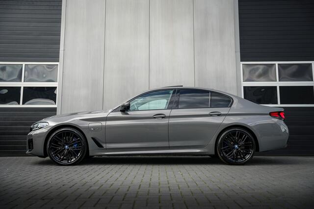 BMW 5-SERIE 545e xDrive Business Edition Plus M-Sport / Pano-Dak/ Adapt.Cruise/ Laserlight/ HUD/ 360° Camera/ H&K/ Soft-Close/ Keyless/ 20'' LMV