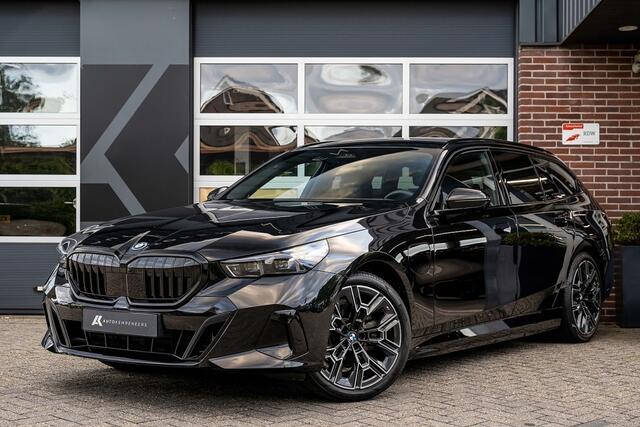 BMW 5-SERIE 530e xDrive Touring M Sport | Bowers & Wilkins | 360° Camera | Trekhaak | Iconic Glow | Head-Up | Driving Ass. + | 20' Inch |